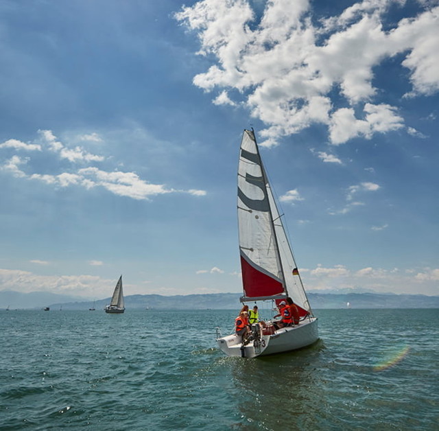 Segelboote auf dem Bodensee bei blauem Himmel und leichter Bewölkung