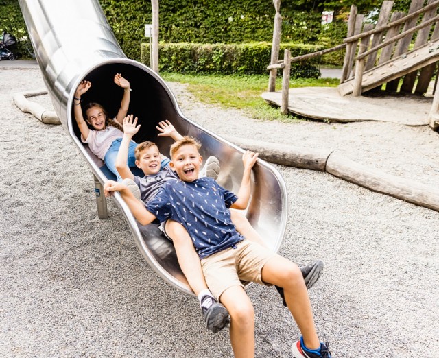 Abenteuer Spielplatz Campingplatz Wirthshof Kinder haben Spaß beim rutschen