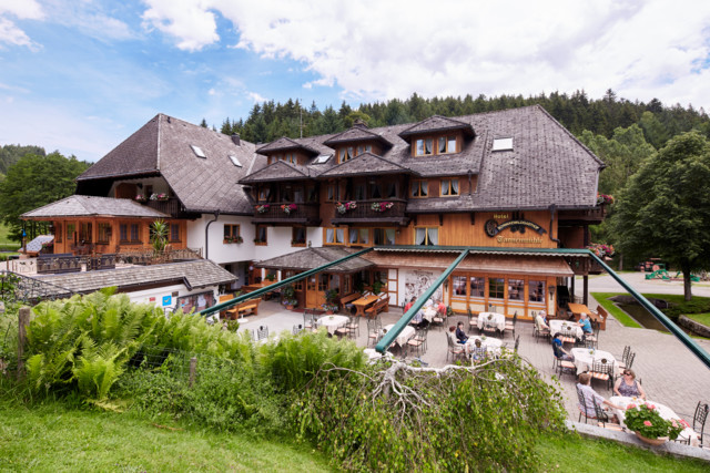 Blick auf das Schwarzwaldhotel Tannenmühle mit Sonnenterrasse