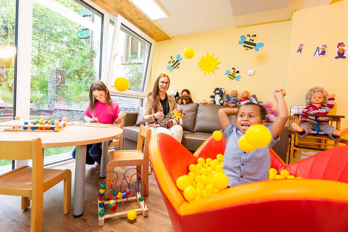 Kinder spielen im Babyzimmer im Familotel Engel in Todtnauberg.