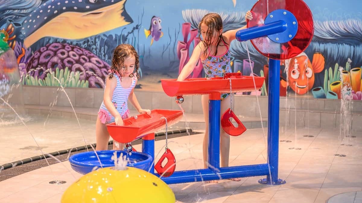 Kleinkindbereich in der Bodensee-Therme, Mädchen spielen auf einem Wasserspielplatz.